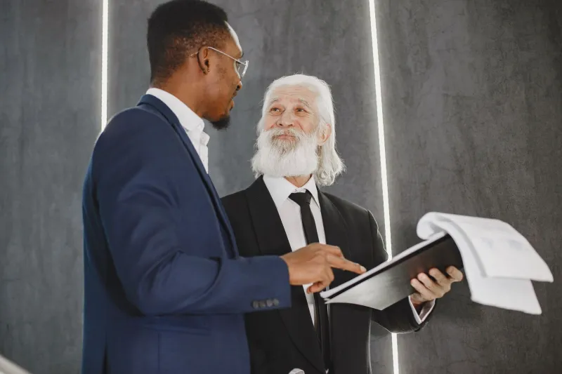 Quando o Estagiário Ensina o Diretor: A Ascensão da Mentoria Reversa nas Empresas Brasileiras
